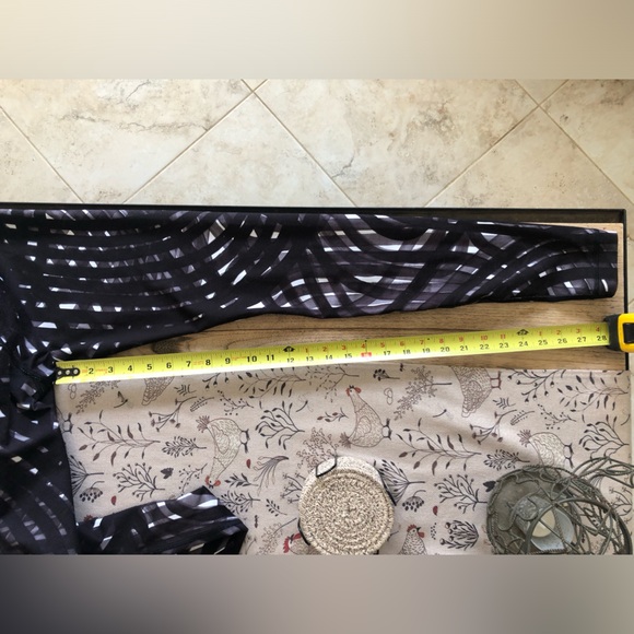 Lululemon black🖤🤍 and white marble pattern leggings - Picture 9 of 15